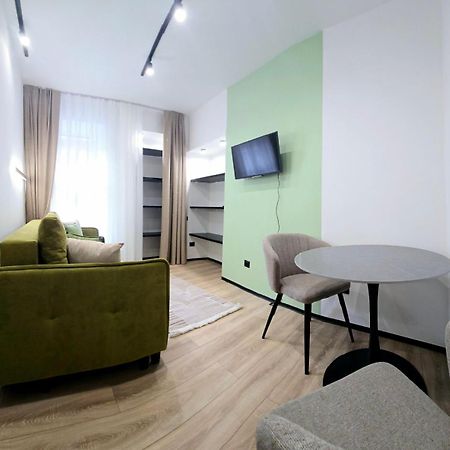 Apartment In The City Center Near The Park Лвив Екстериор снимка