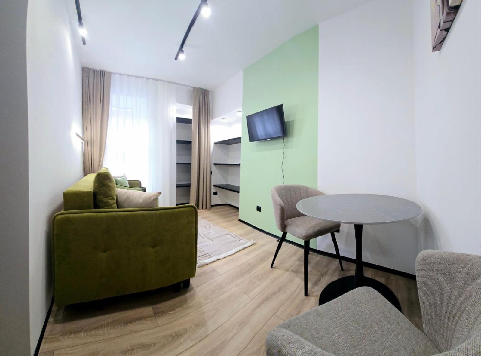 Apartment In The City Center Near The Park Лвив Екстериор снимка