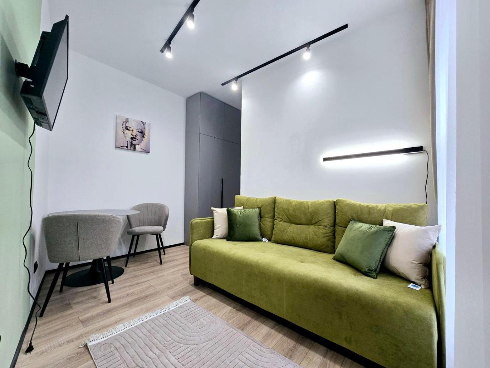 Apartment In The City Center Near The Park Лвив Екстериор снимка